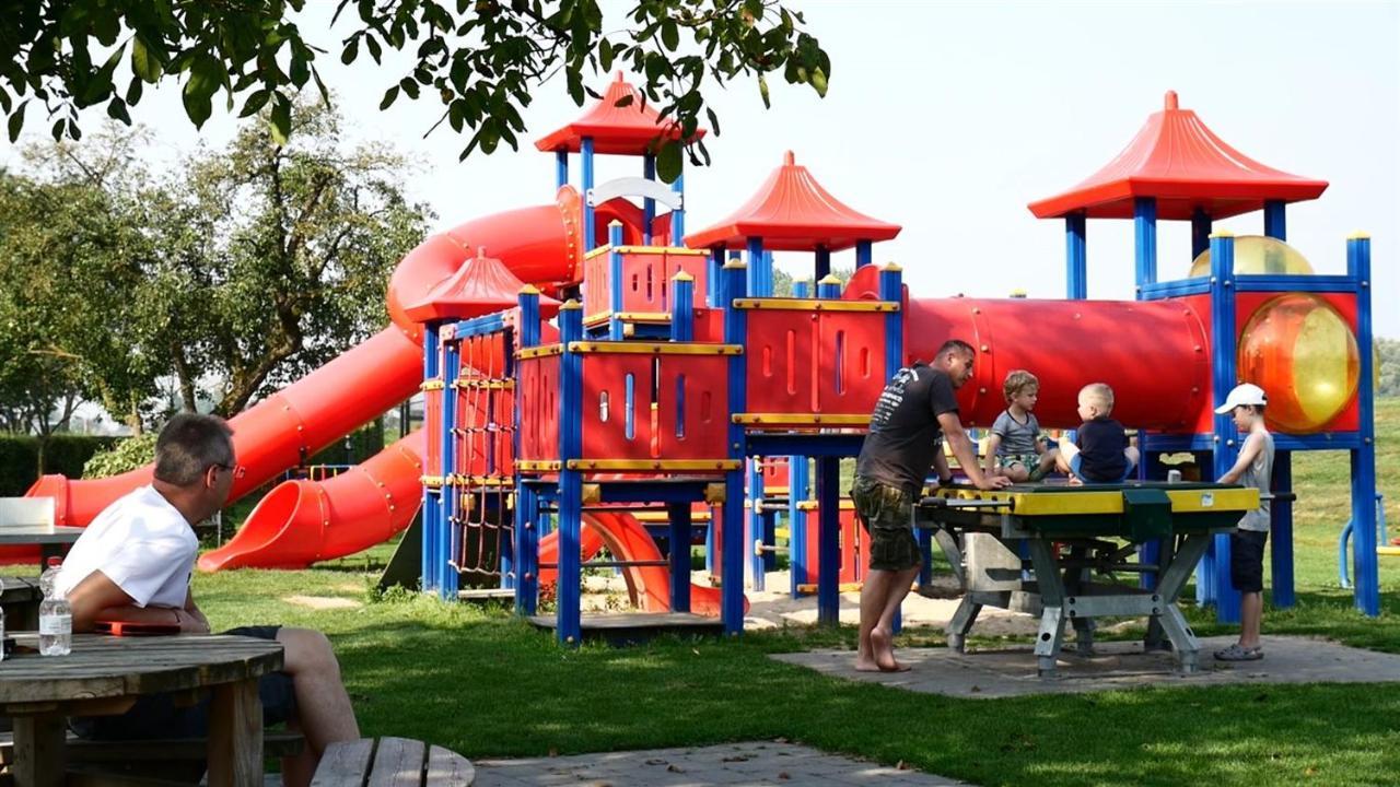 Recreatiepark Jachthaven De Veerstal Lathum - Luxe Chalet 外观 照片
