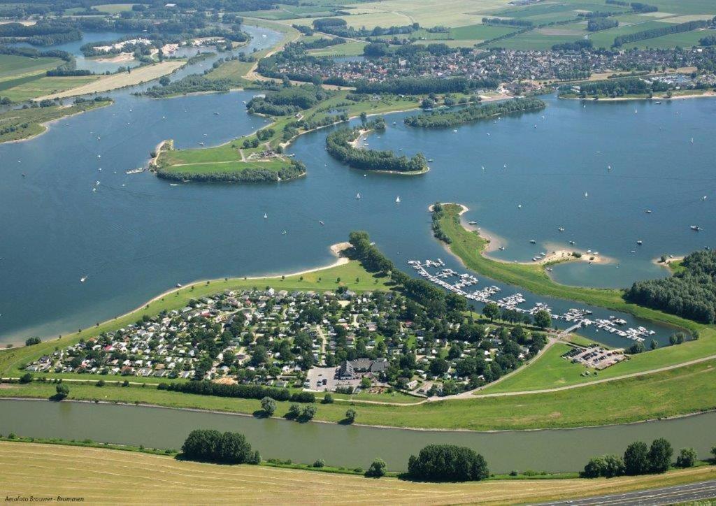 Recreatiepark Jachthaven De Veerstal Lathum - Luxe Chalet 外观 照片