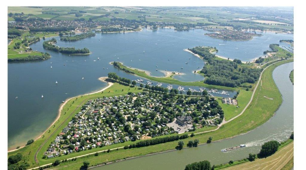 Recreatiepark Jachthaven De Veerstal Lathum - Luxe Chalet 外观 照片