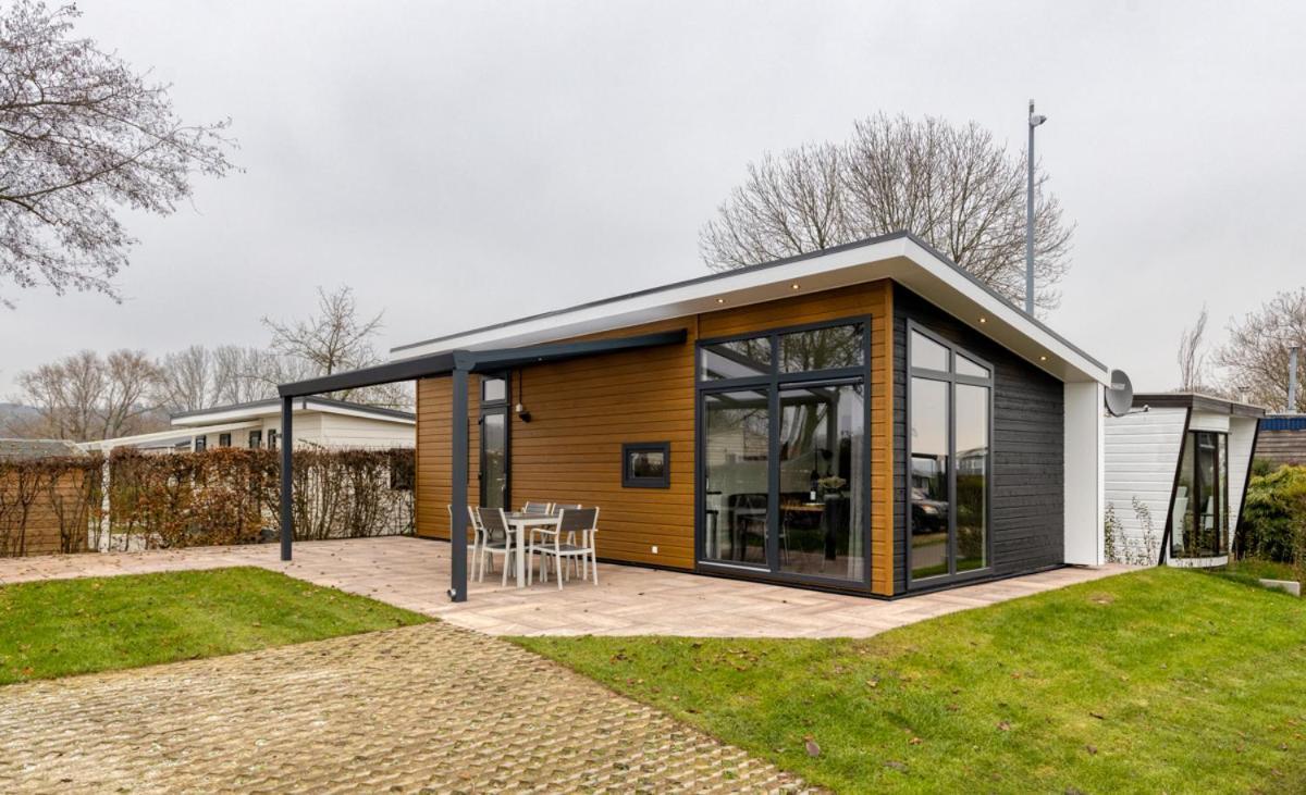 Recreatiepark Jachthaven De Veerstal Lathum - Luxe Chalet 外观 照片
